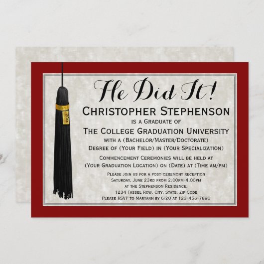 Er hat es mit Maroon-Uni-Abschluss getan Einladung (Vorne/Hinten)