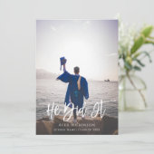 Er hat es moderne Script Foto Abschluss Einladung (Stehend Vorderseite)