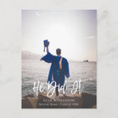 Er hat es moderne Script Typ Foto Abschluss Einladungspostkarte (Vorderseite)