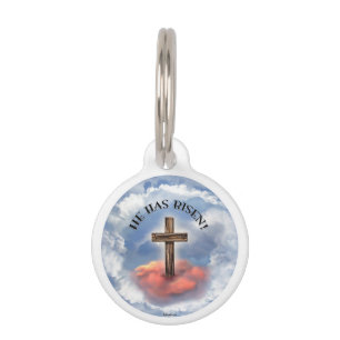 Er hat gestiegenes schroffes Kreuz mit Wolken Haustiermarke