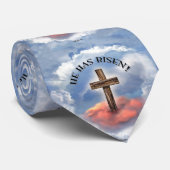 Er hat gestiegenes schroffes Kreuz mit Wolken Krawatte (Gerollt)