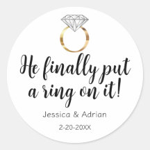 Er hat ihr endlich einen Ring angesteckt Diamanten