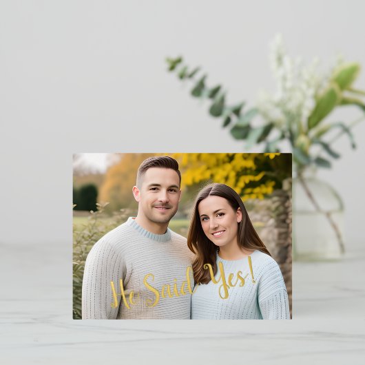 "Er hat ja gesagt!" Ankündigung der Verlobung Post (Stehend vorne)