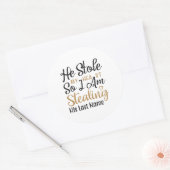 Er hat mir das Herz gestohlen, also stehle ich sei Runder Aufkleber (Umschlag)