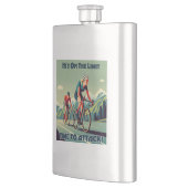 Er hat nur eine begrenzte Zeit, um Frauen mit dem Flachmann (Links)