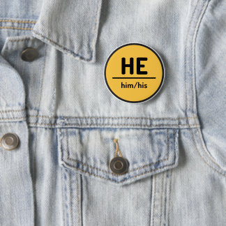 Er hat seinen Pronoun Button - gelb