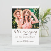 Er heiratet mich und bleibt beim Foto von Bridesma Einladung (Stehend Vorderseite)