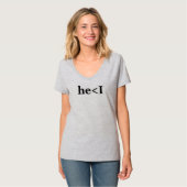 Er < I Text T-Shirt - Bold und Heartfelt Vibes! (Vorderseite Vollansicht)
