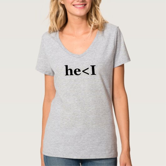 Er < I Text T-Shirt - Bold und Heartfelt Vibes! (Vorderseite)