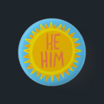 ER/IHM Pronouns Sonnenscheinstolz handlettiert Button<br><div class="desc">Dekorieren Sie Ihr Outfit mit diesem coolen Kunstknopf. Macht ein großartiges Geschenk! Sie können ihn anpassen und auch Text hinzufügen. Karo in meinem Shop für viel mehr Farben und Muster! Lass mir Bescheid,  wenn du auch etwas Gewohntes willst.</div>