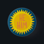 ER/IHM Pronouns Sonnenscheinstolz handlettiert Button<br><div class="desc">Dekorieren Sie Ihr Outfit mit diesem coolen Kunstknopf. Macht ein großartiges Geschenk! Sie können ihn anpassen und auch Text hinzufügen. Karo in meinem Shop für viel mehr Farben und Muster! Lass mir Bescheid,  wenn du auch etwas Gewohntes willst.</div>