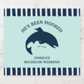 Er ist ein Hooked Fishing Bachelor Party Gunst Bierflaschenetikett (Einzelnes Label)