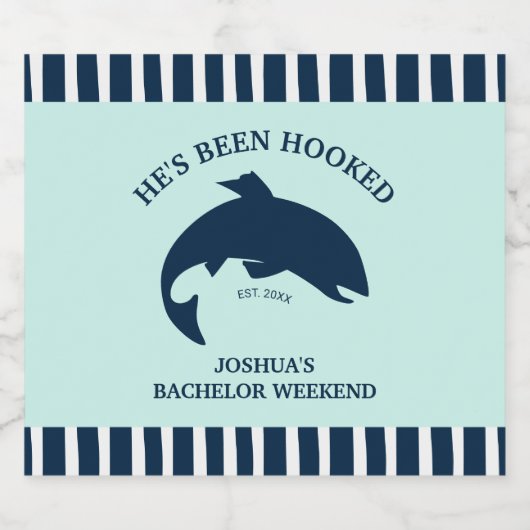 Er ist ein Hooked Fishing Bachelor Party Gunst Bierflaschenetikett (Einzelnes Label)