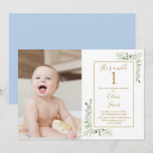 Er ist ein Wild One Boy 1st Birthday Greenery Foto Einladung (Vorne/Hinten)