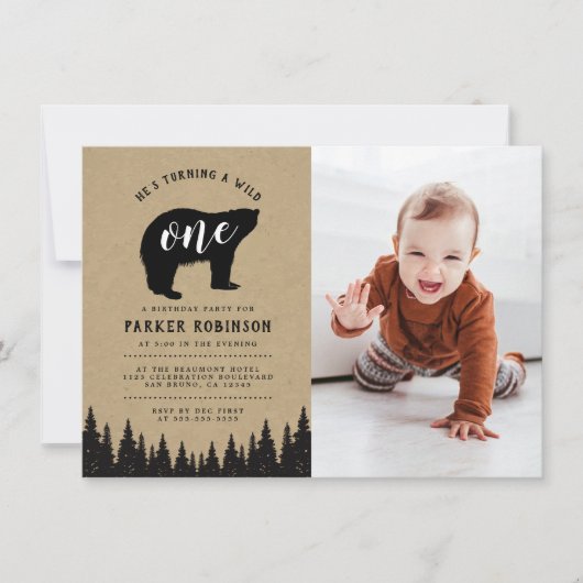 Er ist ein Wilder | Rustikales erstes Foto zum Geb Einladung (Vorderseite)