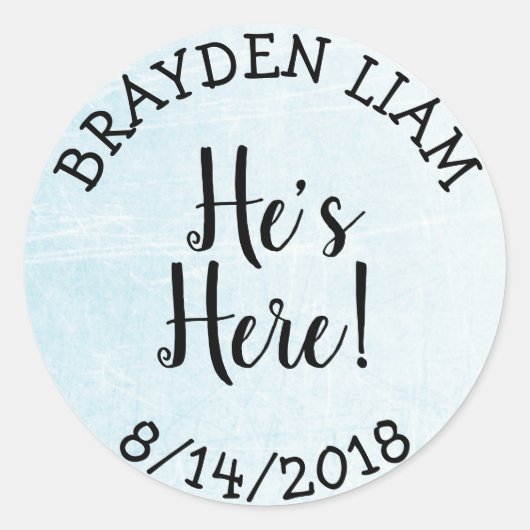 Er ist hier, New Baby Boy Ankündigung Runder Aufkleber (Vorderseite)