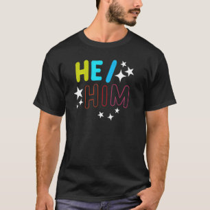 Er ist männlich Geschlecht Pronouns LGBTQ Non Bina T-Shirt