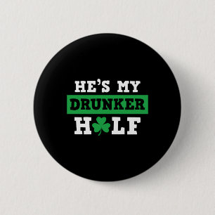 Er ist mein Betrunkenerer Patrick-halber St-Patty- Button