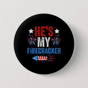 Er ist mein Firecracker und sein 4. Juli Coupl Button
