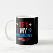 Er ist mein Firecracker und sein 4. Juli Coupl Kaffeetasse (Links)