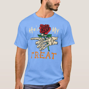 Er ist mein Halloween-Skelett, das eine Flo hält T-Shirt