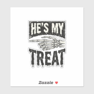 Er ist mein Leckerli-Skelett-Hand-Halloween-Shirt- Aufkleber