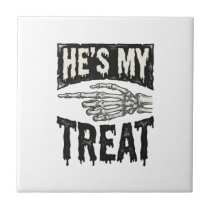 Er ist mein Leckerli-Skelett-Hand-Halloween-Shirt- Fliese