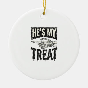 Er ist mein Leckerli-Skelett-Hand-Halloween-Shirt- Keramik Ornament