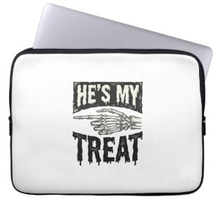 Er ist mein Leckerli-Skelett-Hand-Halloween-Shirt- Laptopschutzhülle