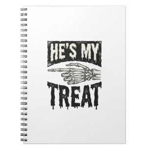 Er ist mein Leckerli-Skelett-Hand-Halloween-Shirt- Notizblock