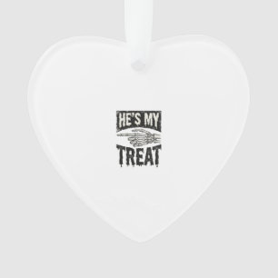 Er ist mein Leckerli-Skelett-Hand-Halloween-Shirt- Ornament