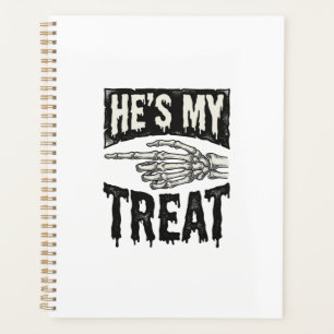 Er ist mein Leckerli-Skelett-Hand-Halloween-Shirt- Planer