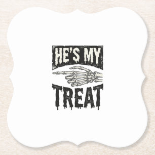 Er ist mein Leckerli-Skelett-Hand-Halloween-Shirt- Untersetzer