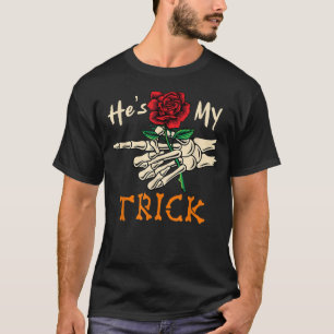 Er ist mein Trick Halloween Skeleton Hand Holding T-Shirt