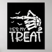 Er ist meine Leckerei Skeleton Hand Funny Hallowee Poster (Vorne)