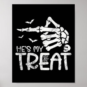 Er ist meine Leckerei Skeleton Hand Funny Hallowee Poster