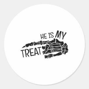 Er ist meine Leckerei Skeleton Hand Halloween Funn Runder Aufkleber