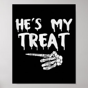 Er ist meine Leckerei Skeleton Hand Halloween Kost Poster
