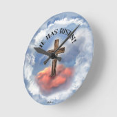 Er ist mit Wolken überquert worden Runde Wanduhr (Winkel)