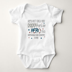 Er ist nicht nur mein Vater, er ist auch mein Held Baby Strampler