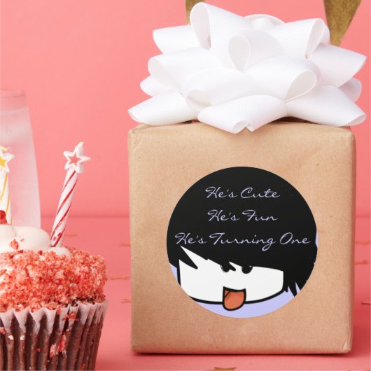 Er ist Niedlich, dass er einer ist, der einen umdr Runder Aufkleber (Party)