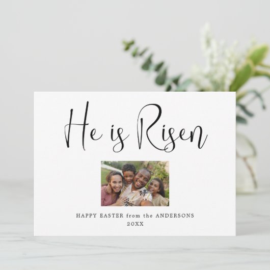 Er ist Rised Script Moderne Foto Osterkarte (Stehend Vorderseite)
