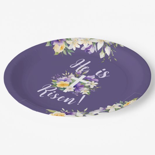 "Er ist Risen!" Lila florales religiöses Ostern Pappteller (Schrägansicht)