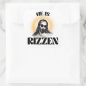 Er ist Rizzen Quadratischer Aufkleber (Tasche)