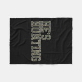 Er jagt Ehefrau Enten Jagd Ehefrau Hirsche Jagd W Fleecedecke (Vorderseite (Horizontal))