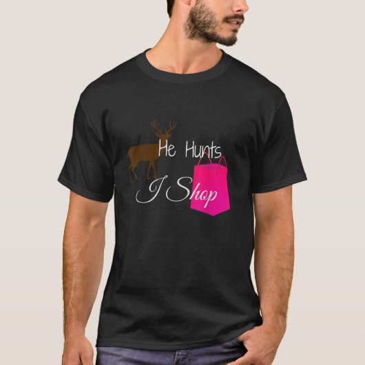 Er jagt Hirsche I Shop Ehemännchen Ehefrau Hunte T-Shirt (Vorderseite)