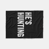 Er jagt lustige Geschenke 2 Fleecedecke (Vorderseite (Horizontal))