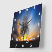 ER KOMMT BALD. QUADRATISCHE WANDUHR (Winkel)