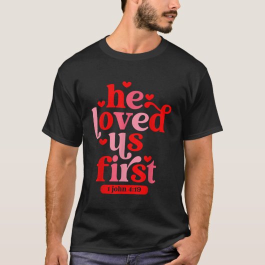 Er liebte uns Erste Bibel 1 John 419 Christlich Va T-Shirt (Vorderseite)