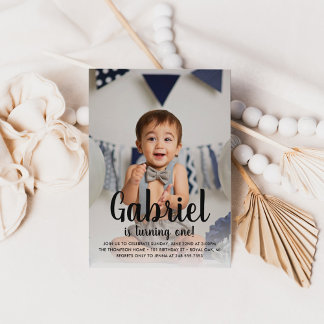 Er macht das erste Foto eines blauen Jungen Einladung